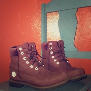 Size 10 women’s Timberlands. Worn maybe 3 times.